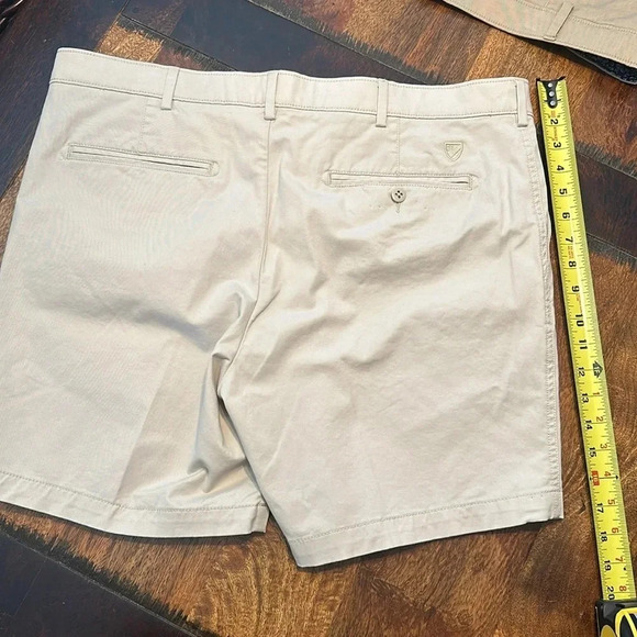 Cremieux shorts size 38” waist. EUC - Picture 3 of 3